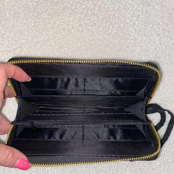 Embroidered floral wristlet. NWOT - Picture 3 of 3